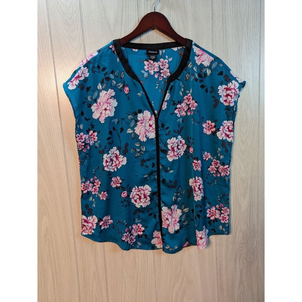 Torrid Size 00X Blue Floral Print Contrast Dolman Top Lightweight  Flowy